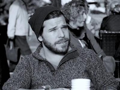 Aus der Reihe Künstliche Intelligenz: „Es sagt, es liebt uns“. Der Autor Emre Akal im Gespräch mit Prof. Dr. Björn Hayer