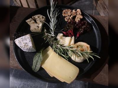 Kaese-Kraeuter-Wein