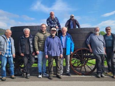 Weinlehrpfad-TEAM-vor-dem-leiter